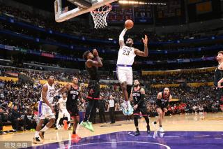 梅西妻子安东内拉晒照 红唇皮衣秀傲人曲线(图).