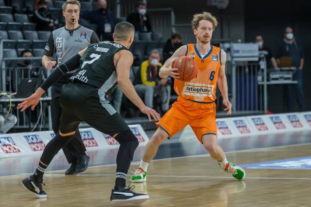 柯丝蒂·考文垂当选首位女性国际奥委会主席.