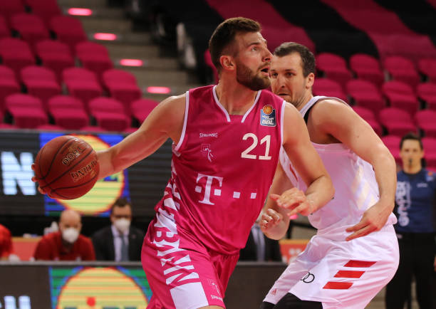 恭喜！郑钦文2025赛季迎来开门红！央视新闻客户端.